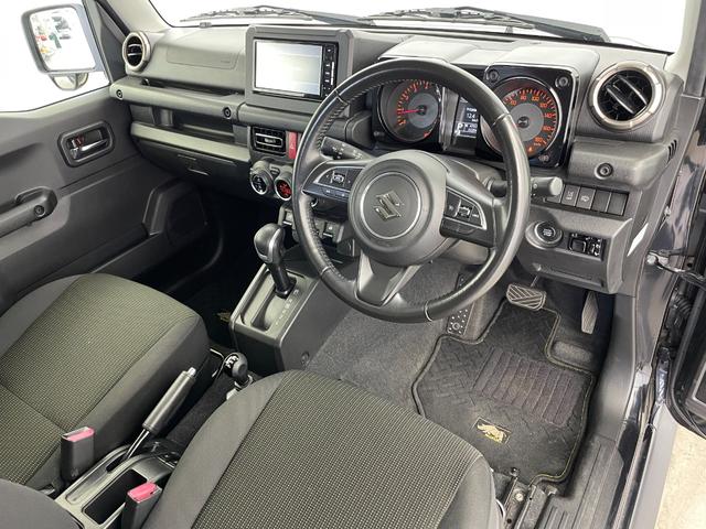 ジムニーシエラ JC 社外ナビ バックカメラ シートヒーター 衝突被害軽減システム レーンキープアシスト 横滑り防止装置 オートLEDライト フォグライト 純正アルミホイール 純正フロアマット ステアリングスイッチ AAC(27枚目)