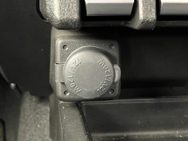 ジムニーシエラ JC 社外ナビ バックカメラ シートヒーター 衝突被害軽減システム レーンキープアシスト 横滑り防止装置 オートLEDライト フォグライト 純正アルミホイール 純正フロアマット ステアリングスイッチ AAC(29枚目)