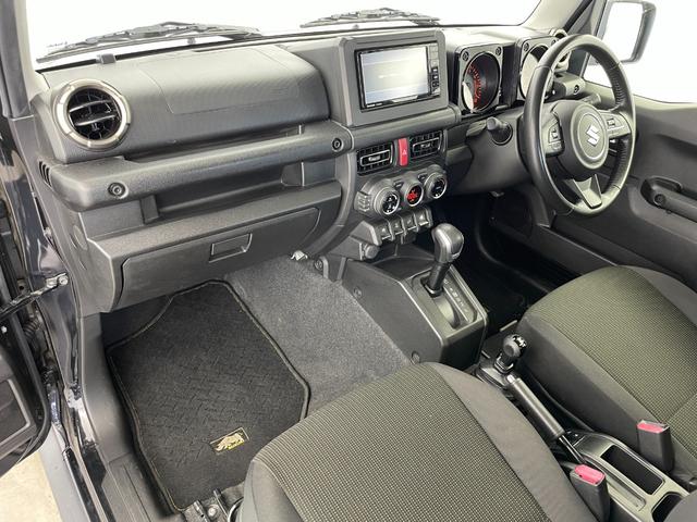 ジムニーシエラ JC 社外ナビ バックカメラ シートヒーター 衝突被害軽減システム レーンキープアシスト 横滑り防止装置 オートLEDライト フォグライト 純正アルミホイール 純正フロアマット ステアリングスイッチ AAC(31枚目)