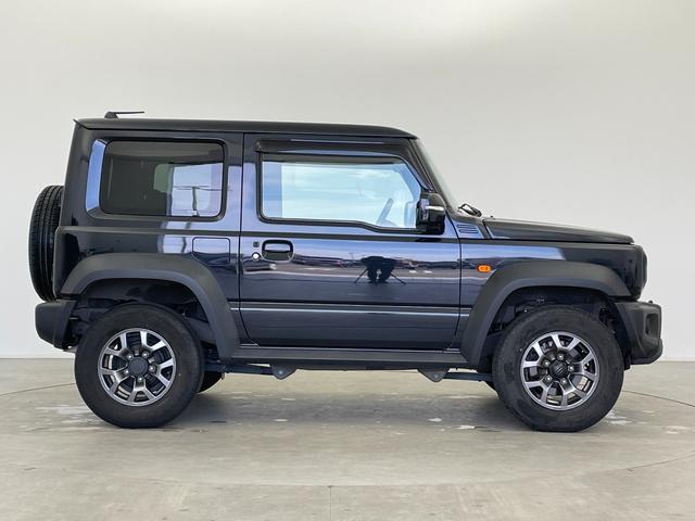 ジムニーシエラ JC 社外ナビ バックカメラ シートヒーター 衝突被害軽減システム レーンキープアシスト 横滑り防止装置 オートLEDライト フォグライト 純正アルミホイール 純正フロアマット ステアリングスイッチ AAC(46枚目)