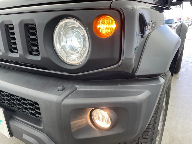 ジムニーシエラ JC 社外ナビ バックカメラ シートヒーター 衝突被害軽減システム レーンキープアシスト 横滑り防止装置 オートLEDライト フォグライト 純正アルミホイール 純正フロアマット ステアリングスイッチ AAC(53枚目)