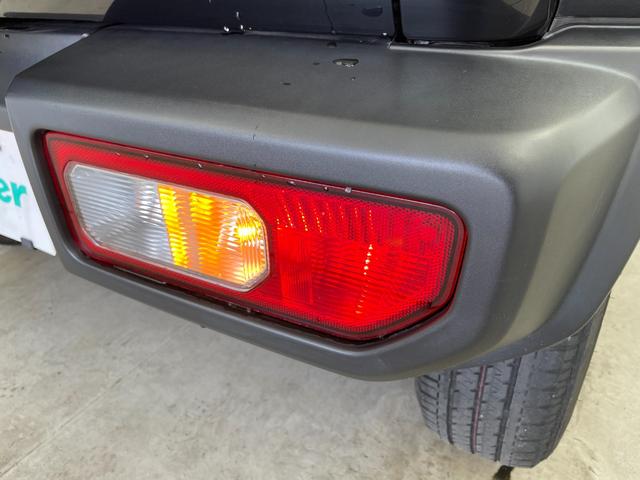 ジムニーシエラ JC 社外ナビ バックカメラ シートヒーター 衝突被害軽減システム レーンキープアシスト 横滑り防止装置 オートLEDライト フォグライト 純正アルミホイール 純正フロアマット ステアリングスイッチ AAC(55枚目)