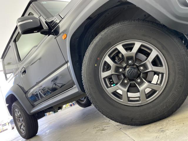 ジムニーシエラ JC 社外ナビ バックカメラ シートヒーター 衝突被害軽減システム レーンキープアシスト 横滑り防止装置 オートLEDライト フォグライト 純正アルミホイール 純正フロアマット ステアリングスイッチ AAC(56枚目)