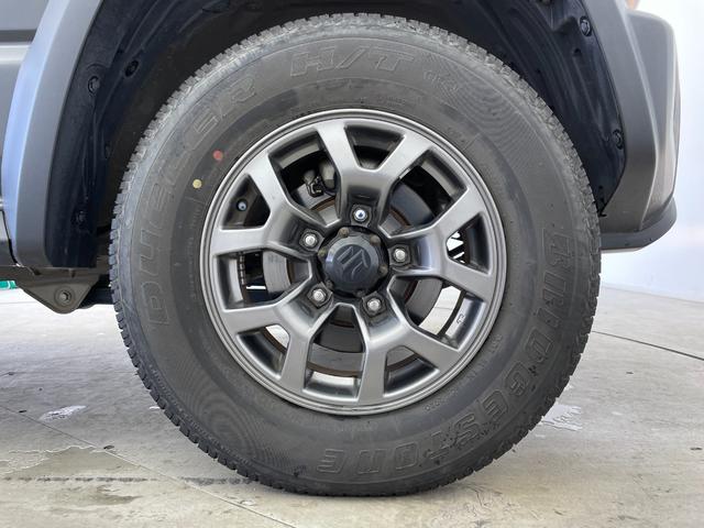 ジムニーシエラ JC 社外ナビ バックカメラ シートヒーター 衝突被害軽減システム レーンキープアシスト 横滑り防止装置 オートLEDライト フォグライト 純正アルミホイール 純正フロアマット ステアリングスイッチ AAC(58枚目)