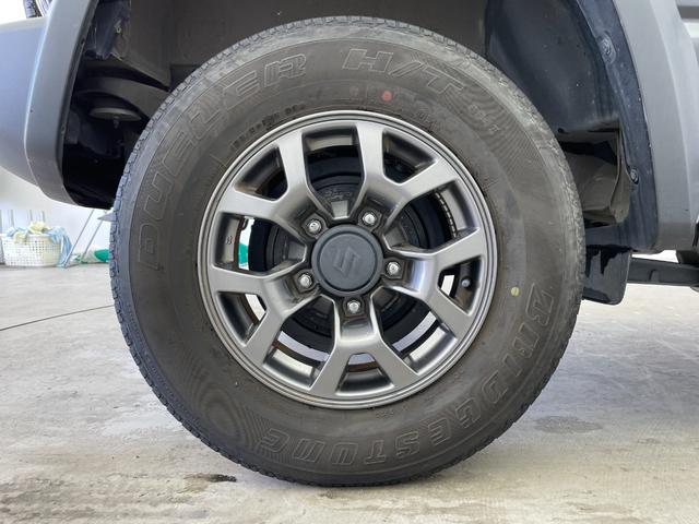 ジムニーシエラ JC 社外ナビ バックカメラ シートヒーター 衝突被害軽減システム レーンキープアシスト 横滑り防止装置 オートLEDライト フォグライト 純正アルミホイール 純正フロアマット ステアリングスイッチ AAC(60枚目)