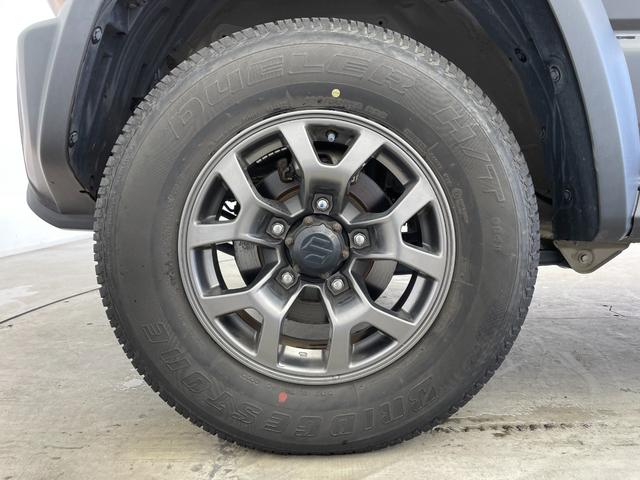 ジムニーシエラ JC 社外ナビ バックカメラ シートヒーター 衝突被害軽減システム レーンキープアシスト 横滑り防止装置 オートLEDライト フォグライト 純正アルミホイール 純正フロアマット ステアリングスイッチ AAC(61枚目)