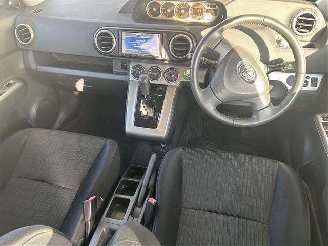 ノア Ｓｉ　４ＷＤ　純正ナビ　フルセグＴＶ　バックカメラ　両側パワースライドドア　オートＨＩＤヘッドライト　ビルトインＥＴＣ　スマートキー×２　プッシュスタート　シートヒーター　純１６インチＡＷ　純正フロアマット（2枚目）