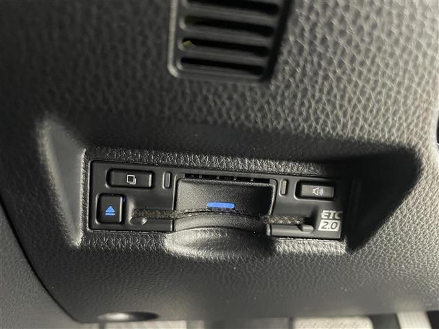 ノア ハイブリッドＳ－Ｚ　ワンオーナー　純正１０．５インチナビ　フルセグＴＶ＋ＣＤ／ＤＶＤデッキ　ＨＤＭＩ　バックカメラ　トヨタセーフティセンス　両側パワースライドドア　ハーフレザー　シートヒーター　ドラレコ　ＥＴＣ２．０（3枚目）