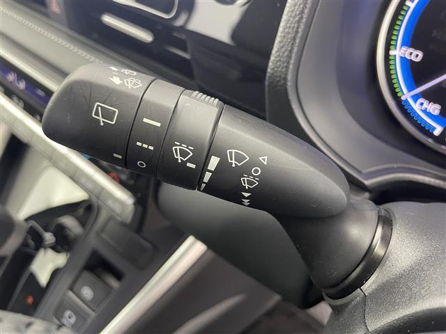 ノア ハイブリッドＳ－Ｚ　ワンオーナー　純正１０．５インチナビ　フルセグＴＶ＋ＣＤ／ＤＶＤデッキ　ＨＤＭＩ　バックカメラ　トヨタセーフティセンス　両側パワースライドドア　ハーフレザー　シートヒーター　ドラレコ　ＥＴＣ２．０（11枚目）