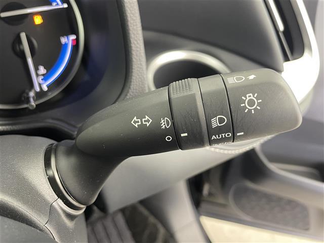 ノア ハイブリッドＳ－Ｚ　ワンオーナー　純正１０．５インチナビ　フルセグＴＶ＋ＣＤ／ＤＶＤデッキ　ＨＤＭＩ　バックカメラ　トヨタセーフティセンス　両側パワースライドドア　ハーフレザー　シートヒーター　ドラレコ　ＥＴＣ２．０（12枚目）