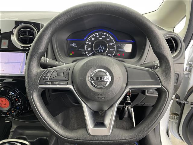 ノート ｅ－パワー　Ｘ　純正ナビ　フルセグＴＶ　アラウンドビューモニター　衝突被害軽減ブレーキ　レーンキープアシスト　オートＬＥＤヘッドライト　横滑り防止装置　コーナーセンサー前後　デジタルインナーミラー　ＥＴＣ　スペアキー（9枚目）