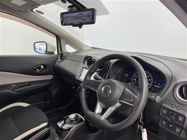 ノート ｅ－パワー　Ｘ　純正ナビ　フルセグＴＶ　アラウンドビューモニター　衝突被害軽減ブレーキ　レーンキープアシスト　オートＬＥＤヘッドライト　横滑り防止装置　コーナーセンサー前後　デジタルインナーミラー　ＥＴＣ　スペアキー（22枚目）