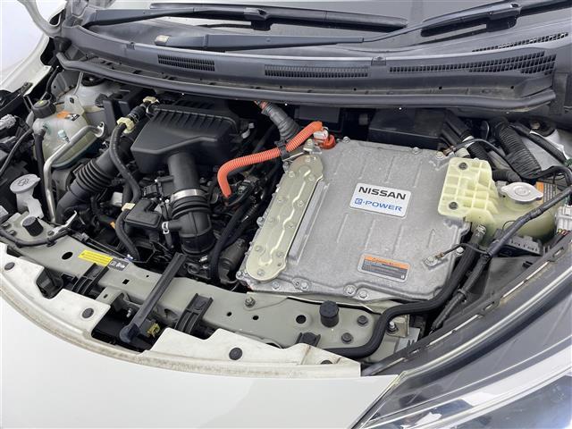 ノート ｅ－パワー　Ｘ　純正ナビ　フルセグＴＶ　アラウンドビューモニター　衝突被害軽減ブレーキ　レーンキープアシスト　オートＬＥＤヘッドライト　横滑り防止装置　コーナーセンサー前後　デジタルインナーミラー　ＥＴＣ　スペアキー（40枚目）