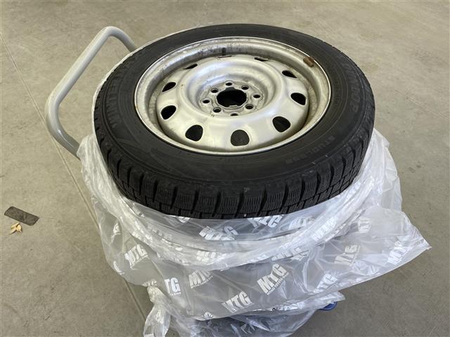 フィットハイブリッド Ｆ　４ＷＤ　社外ＳＤナビ（ＡＶＩＣ－ＲＺ２０１）（ＡＭ／ＦＭ／ＣＤ／ＳＤ）　横滑り防止装置　盗難防止装置　ドライブレコーダー（前方）　ビルトインＥＴＣ　チップアップシート　ドアバイザー　センターコンソール（2枚目）