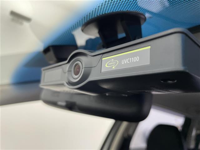 フィットハイブリッド Ｆ　４ＷＤ　社外ＳＤナビ（ＡＶＩＣ－ＲＺ２０１）（ＡＭ／ＦＭ／ＣＤ／ＳＤ）　横滑り防止装置　盗難防止装置　ドライブレコーダー（前方）　ビルトインＥＴＣ　チップアップシート　ドアバイザー　センターコンソール（3枚目）