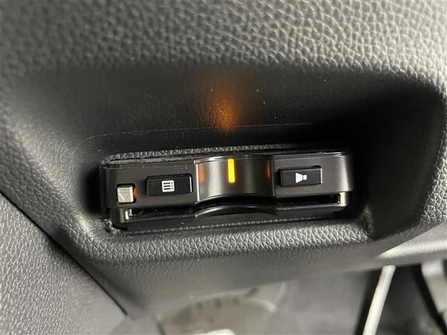フィットハイブリッド Ｆ　４ＷＤ　社外ＳＤナビ（ＡＶＩＣ－ＲＺ２０１）（ＡＭ／ＦＭ／ＣＤ／ＳＤ）　横滑り防止装置　盗難防止装置　ドライブレコーダー（前方）　ビルトインＥＴＣ　チップアップシート　ドアバイザー　センターコンソール（4枚目）