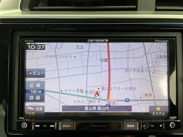 フィットハイブリッド Ｆ　４ＷＤ　社外ＳＤナビ（ＡＶＩＣ－ＲＺ２０１）（ＡＭ／ＦＭ／ＣＤ／ＳＤ）　横滑り防止装置　盗難防止装置　ドライブレコーダー（前方）　ビルトインＥＴＣ　チップアップシート　ドアバイザー　センターコンソール（5枚目）