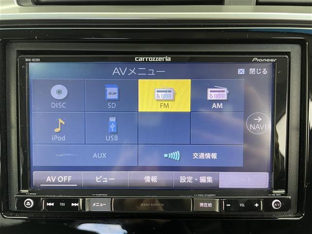 フィットハイブリッド Ｆ　４ＷＤ　社外ＳＤナビ（ＡＶＩＣ－ＲＺ２０１）（ＡＭ／ＦＭ／ＣＤ／ＳＤ）　横滑り防止装置　盗難防止装置　ドライブレコーダー（前方）　ビルトインＥＴＣ　チップアップシート　ドアバイザー　センターコンソール（6枚目）