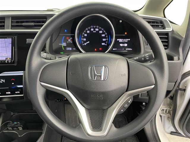 フィットハイブリッド Ｆ　４ＷＤ　社外ＳＤナビ（ＡＶＩＣ－ＲＺ２０１）（ＡＭ／ＦＭ／ＣＤ／ＳＤ）　横滑り防止装置　盗難防止装置　ドライブレコーダー（前方）　ビルトインＥＴＣ　チップアップシート　ドアバイザー　センターコンソール（8枚目）