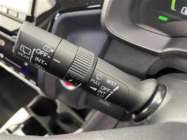 フィットハイブリッド Ｆ　４ＷＤ　社外ＳＤナビ（ＡＶＩＣ－ＲＺ２０１）（ＡＭ／ＦＭ／ＣＤ／ＳＤ）　横滑り防止装置　盗難防止装置　ドライブレコーダー（前方）　ビルトインＥＴＣ　チップアップシート　ドアバイザー　センターコンソール（9枚目）