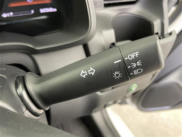 フィットハイブリッド Ｆ　４ＷＤ　社外ＳＤナビ（ＡＶＩＣ－ＲＺ２０１）（ＡＭ／ＦＭ／ＣＤ／ＳＤ）　横滑り防止装置　盗難防止装置　ドライブレコーダー（前方）　ビルトインＥＴＣ　チップアップシート　ドアバイザー　センターコンソール（10枚目）