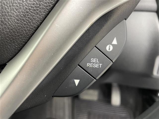 フィットハイブリッド Ｆ　４ＷＤ　社外ＳＤナビ（ＡＶＩＣ－ＲＺ２０１）（ＡＭ／ＦＭ／ＣＤ／ＳＤ）　横滑り防止装置　盗難防止装置　ドライブレコーダー（前方）　ビルトインＥＴＣ　チップアップシート　ドアバイザー　センターコンソール（11枚目）