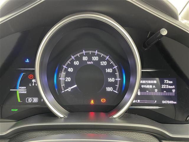 フィットハイブリッド Ｆ　４ＷＤ　社外ＳＤナビ（ＡＶＩＣ－ＲＺ２０１）（ＡＭ／ＦＭ／ＣＤ／ＳＤ）　横滑り防止装置　盗難防止装置　ドライブレコーダー（前方）　ビルトインＥＴＣ　チップアップシート　ドアバイザー　センターコンソール（12枚目）