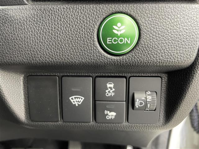 フィットハイブリッド Ｆ　４ＷＤ　社外ＳＤナビ（ＡＶＩＣ－ＲＺ２０１）（ＡＭ／ＦＭ／ＣＤ／ＳＤ）　横滑り防止装置　盗難防止装置　ドライブレコーダー（前方）　ビルトインＥＴＣ　チップアップシート　ドアバイザー　センターコンソール（13枚目）