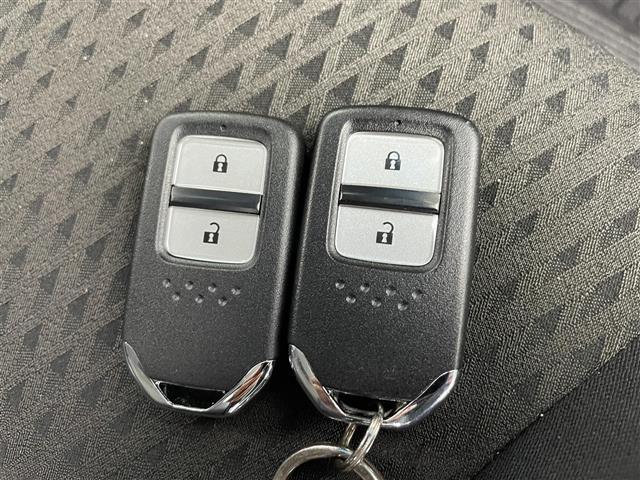 フィットハイブリッド Ｆ　４ＷＤ　社外ＳＤナビ（ＡＶＩＣ－ＲＺ２０１）（ＡＭ／ＦＭ／ＣＤ／ＳＤ）　横滑り防止装置　盗難防止装置　ドライブレコーダー（前方）　ビルトインＥＴＣ　チップアップシート　ドアバイザー　センターコンソール（15枚目）