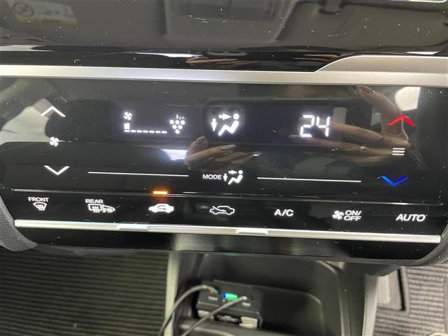 フィットハイブリッド Ｆ　４ＷＤ　社外ＳＤナビ（ＡＶＩＣ－ＲＺ２０１）（ＡＭ／ＦＭ／ＣＤ／ＳＤ）　横滑り防止装置　盗難防止装置　ドライブレコーダー（前方）　ビルトインＥＴＣ　チップアップシート　ドアバイザー　センターコンソール（16枚目）