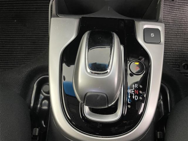 フィットハイブリッド Ｆ　４ＷＤ　社外ＳＤナビ（ＡＶＩＣ－ＲＺ２０１）（ＡＭ／ＦＭ／ＣＤ／ＳＤ）　横滑り防止装置　盗難防止装置　ドライブレコーダー（前方）　ビルトインＥＴＣ　チップアップシート　ドアバイザー　センターコンソール（17枚目）