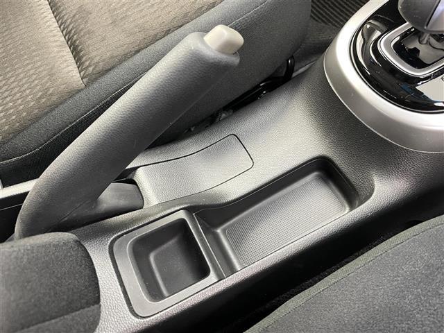 フィットハイブリッド Ｆ　４ＷＤ　社外ＳＤナビ（ＡＶＩＣ－ＲＺ２０１）（ＡＭ／ＦＭ／ＣＤ／ＳＤ）　横滑り防止装置　盗難防止装置　ドライブレコーダー（前方）　ビルトインＥＴＣ　チップアップシート　ドアバイザー　センターコンソール（18枚目）