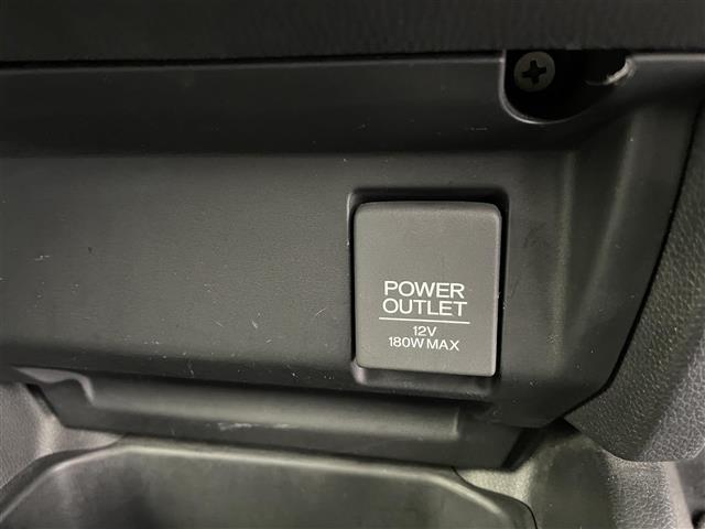 フィットハイブリッド Ｆ　４ＷＤ　社外ＳＤナビ（ＡＶＩＣ－ＲＺ２０１）（ＡＭ／ＦＭ／ＣＤ／ＳＤ）　横滑り防止装置　盗難防止装置　ドライブレコーダー（前方）　ビルトインＥＴＣ　チップアップシート　ドアバイザー　センターコンソール（19枚目）