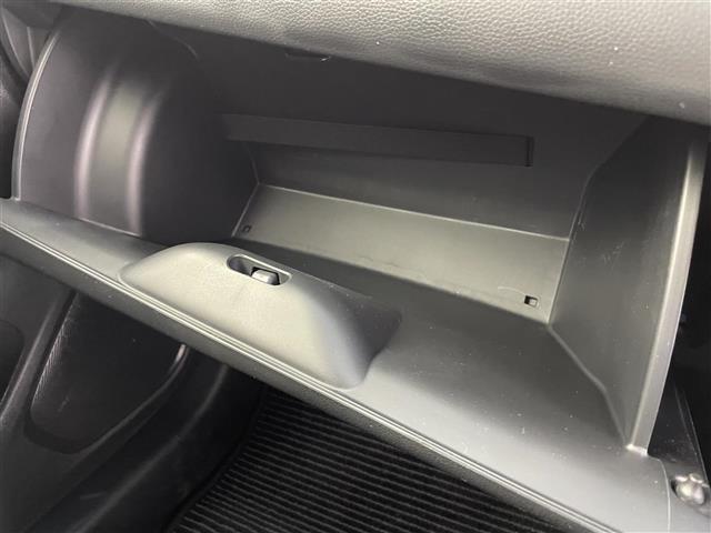 フィットハイブリッド Ｆ　４ＷＤ　社外ＳＤナビ（ＡＶＩＣ－ＲＺ２０１）（ＡＭ／ＦＭ／ＣＤ／ＳＤ）　横滑り防止装置　盗難防止装置　ドライブレコーダー（前方）　ビルトインＥＴＣ　チップアップシート　ドアバイザー　センターコンソール（20枚目）