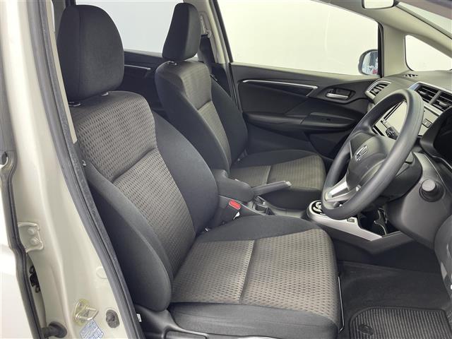 フィットハイブリッド Ｆ　４ＷＤ　社外ＳＤナビ（ＡＶＩＣ－ＲＺ２０１）（ＡＭ／ＦＭ／ＣＤ／ＳＤ）　横滑り防止装置　盗難防止装置　ドライブレコーダー（前方）　ビルトインＥＴＣ　チップアップシート　ドアバイザー　センターコンソール（22枚目）