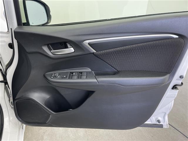 フィットハイブリッド Ｆ　４ＷＤ　社外ＳＤナビ（ＡＶＩＣ－ＲＺ２０１）（ＡＭ／ＦＭ／ＣＤ／ＳＤ）　横滑り防止装置　盗難防止装置　ドライブレコーダー（前方）　ビルトインＥＴＣ　チップアップシート　ドアバイザー　センターコンソール（23枚目）