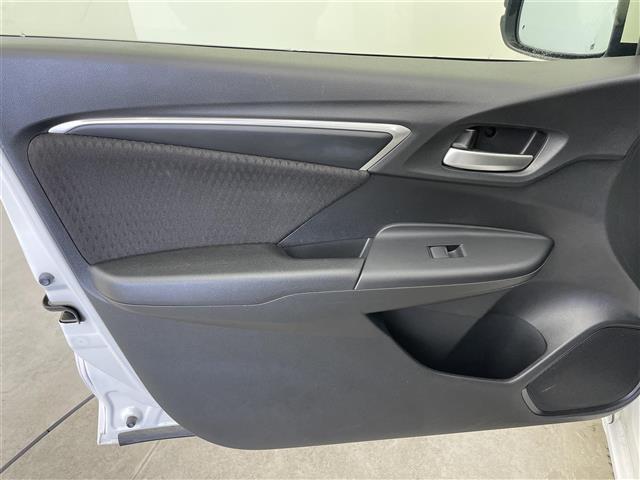 フィットハイブリッド Ｆ　４ＷＤ　社外ＳＤナビ（ＡＶＩＣ－ＲＺ２０１）（ＡＭ／ＦＭ／ＣＤ／ＳＤ）　横滑り防止装置　盗難防止装置　ドライブレコーダー（前方）　ビルトインＥＴＣ　チップアップシート　ドアバイザー　センターコンソール（25枚目）