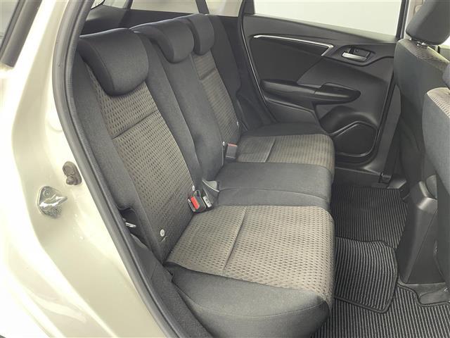 フィットハイブリッド Ｆ　４ＷＤ　社外ＳＤナビ（ＡＶＩＣ－ＲＺ２０１）（ＡＭ／ＦＭ／ＣＤ／ＳＤ）　横滑り防止装置　盗難防止装置　ドライブレコーダー（前方）　ビルトインＥＴＣ　チップアップシート　ドアバイザー　センターコンソール（26枚目）