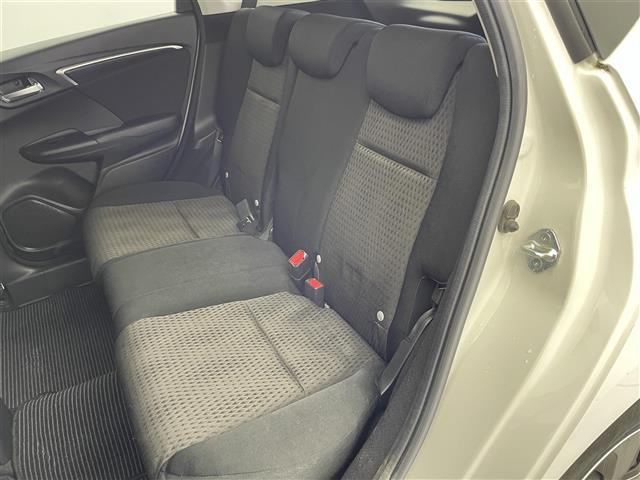 フィットハイブリッド Ｆ　４ＷＤ　社外ＳＤナビ（ＡＶＩＣ－ＲＺ２０１）（ＡＭ／ＦＭ／ＣＤ／ＳＤ）　横滑り防止装置　盗難防止装置　ドライブレコーダー（前方）　ビルトインＥＴＣ　チップアップシート　ドアバイザー　センターコンソール（28枚目）