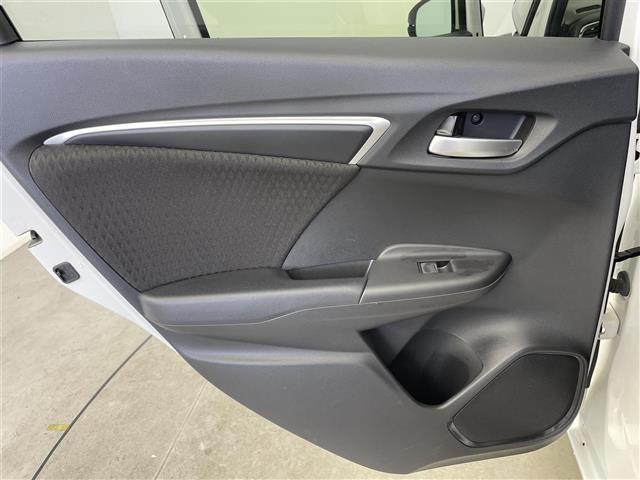 フィットハイブリッド Ｆ　４ＷＤ　社外ＳＤナビ（ＡＶＩＣ－ＲＺ２０１）（ＡＭ／ＦＭ／ＣＤ／ＳＤ）　横滑り防止装置　盗難防止装置　ドライブレコーダー（前方）　ビルトインＥＴＣ　チップアップシート　ドアバイザー　センターコンソール（29枚目）