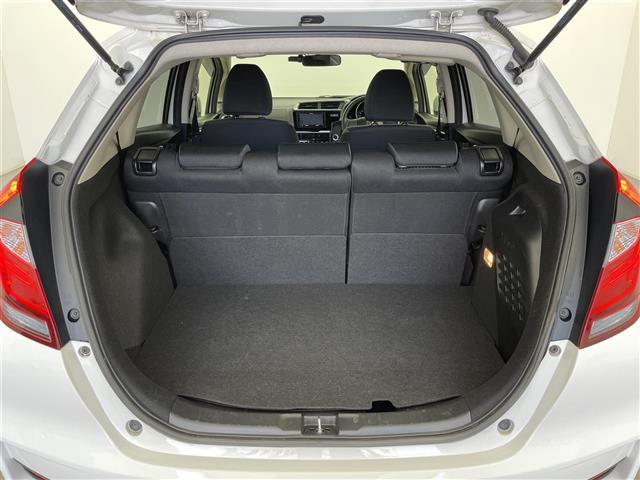 フィットハイブリッド Ｆ　４ＷＤ　社外ＳＤナビ（ＡＶＩＣ－ＲＺ２０１）（ＡＭ／ＦＭ／ＣＤ／ＳＤ）　横滑り防止装置　盗難防止装置　ドライブレコーダー（前方）　ビルトインＥＴＣ　チップアップシート　ドアバイザー　センターコンソール（30枚目）