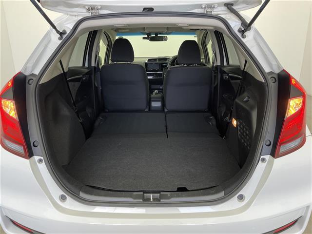 フィットハイブリッド Ｆ　４ＷＤ　社外ＳＤナビ（ＡＶＩＣ－ＲＺ２０１）（ＡＭ／ＦＭ／ＣＤ／ＳＤ）　横滑り防止装置　盗難防止装置　ドライブレコーダー（前方）　ビルトインＥＴＣ　チップアップシート　ドアバイザー　センターコンソール（31枚目）