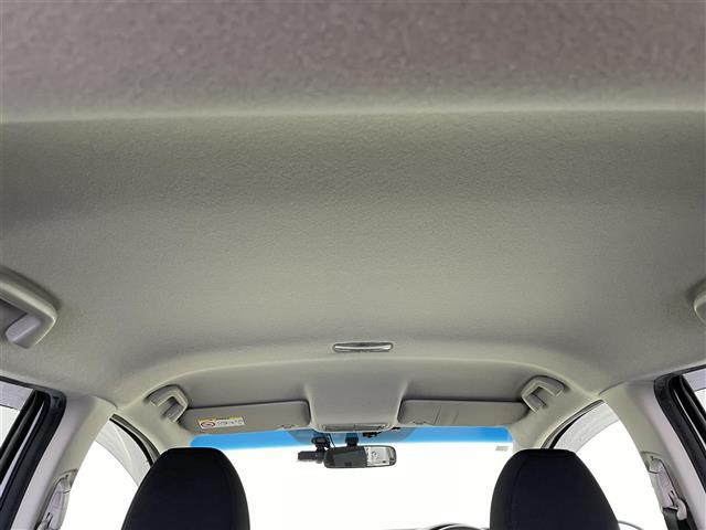 フィットハイブリッド Ｆ　４ＷＤ　社外ＳＤナビ（ＡＶＩＣ－ＲＺ２０１）（ＡＭ／ＦＭ／ＣＤ／ＳＤ）　横滑り防止装置　盗難防止装置　ドライブレコーダー（前方）　ビルトインＥＴＣ　チップアップシート　ドアバイザー　センターコンソール（32枚目）