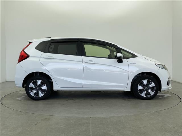 フィットハイブリッド Ｆ　４ＷＤ　社外ＳＤナビ（ＡＶＩＣ－ＲＺ２０１）（ＡＭ／ＦＭ／ＣＤ／ＳＤ）　横滑り防止装置　盗難防止装置　ドライブレコーダー（前方）　ビルトインＥＴＣ　チップアップシート　ドアバイザー　センターコンソール（36枚目）