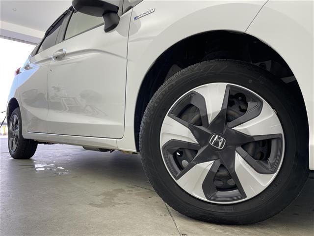 フィットハイブリッド Ｆ　４ＷＤ　社外ＳＤナビ（ＡＶＩＣ－ＲＺ２０１）（ＡＭ／ＦＭ／ＣＤ／ＳＤ）　横滑り防止装置　盗難防止装置　ドライブレコーダー（前方）　ビルトインＥＴＣ　チップアップシート　ドアバイザー　センターコンソール（37枚目）