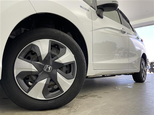 フィットハイブリッド Ｆ　４ＷＤ　社外ＳＤナビ（ＡＶＩＣ－ＲＺ２０１）（ＡＭ／ＦＭ／ＣＤ／ＳＤ）　横滑り防止装置　盗難防止装置　ドライブレコーダー（前方）　ビルトインＥＴＣ　チップアップシート　ドアバイザー　センターコンソール（38枚目）