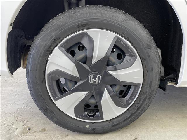 フィットハイブリッド Ｆ　４ＷＤ　社外ＳＤナビ（ＡＶＩＣ－ＲＺ２０１）（ＡＭ／ＦＭ／ＣＤ／ＳＤ）　横滑り防止装置　盗難防止装置　ドライブレコーダー（前方）　ビルトインＥＴＣ　チップアップシート　ドアバイザー　センターコンソール（39枚目）