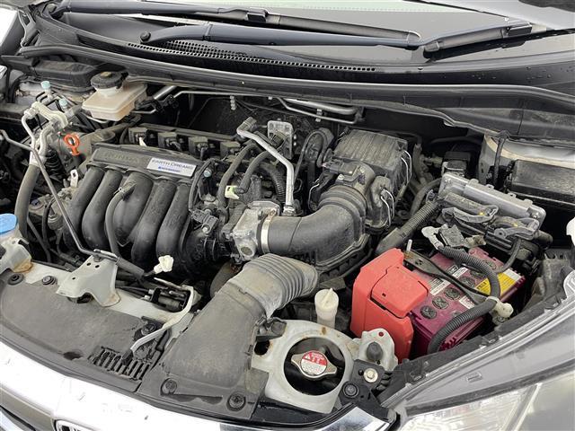 フィットハイブリッド Ｆ　４ＷＤ　社外ＳＤナビ（ＡＶＩＣ－ＲＺ２０１）（ＡＭ／ＦＭ／ＣＤ／ＳＤ）　横滑り防止装置　盗難防止装置　ドライブレコーダー（前方）　ビルトインＥＴＣ　チップアップシート　ドアバイザー　センターコンソール（40枚目）