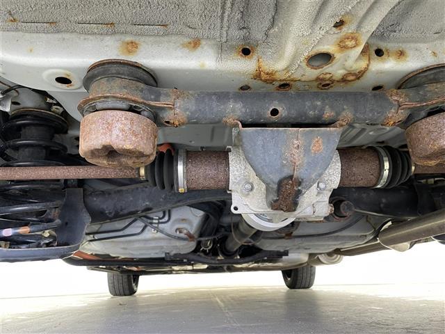 フィットハイブリッド Ｆ　４ＷＤ　社外ＳＤナビ（ＡＶＩＣ－ＲＺ２０１）（ＡＭ／ＦＭ／ＣＤ／ＳＤ）　横滑り防止装置　盗難防止装置　ドライブレコーダー（前方）　ビルトインＥＴＣ　チップアップシート　ドアバイザー　センターコンソール（41枚目）