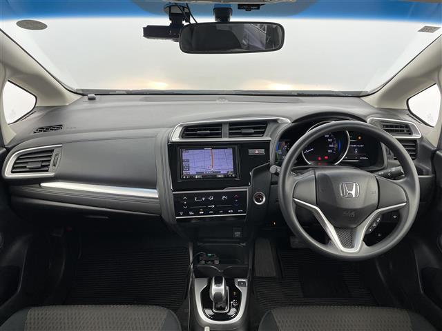 フィットハイブリッド Ｆ　４ＷＤ　社外ＳＤナビ（ＡＶＩＣ－ＲＺ２０１）（ＡＭ／ＦＭ／ＣＤ／ＳＤ）　横滑り防止装置　盗難防止装置　ドライブレコーダー（前方）　ビルトインＥＴＣ　チップアップシート　ドアバイザー　センターコンソール（42枚目）